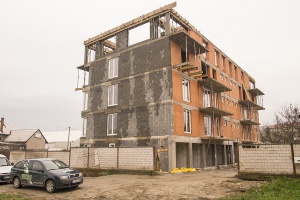 výstavba bytového domu je v plnom prúde, dokončuje sa posledné V.NP